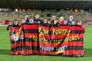 Lee más sobre el artículo Dopigraf i l’Àrea Social del Futbol Femení de la Fundació fan entrega de les banderes als equips.
