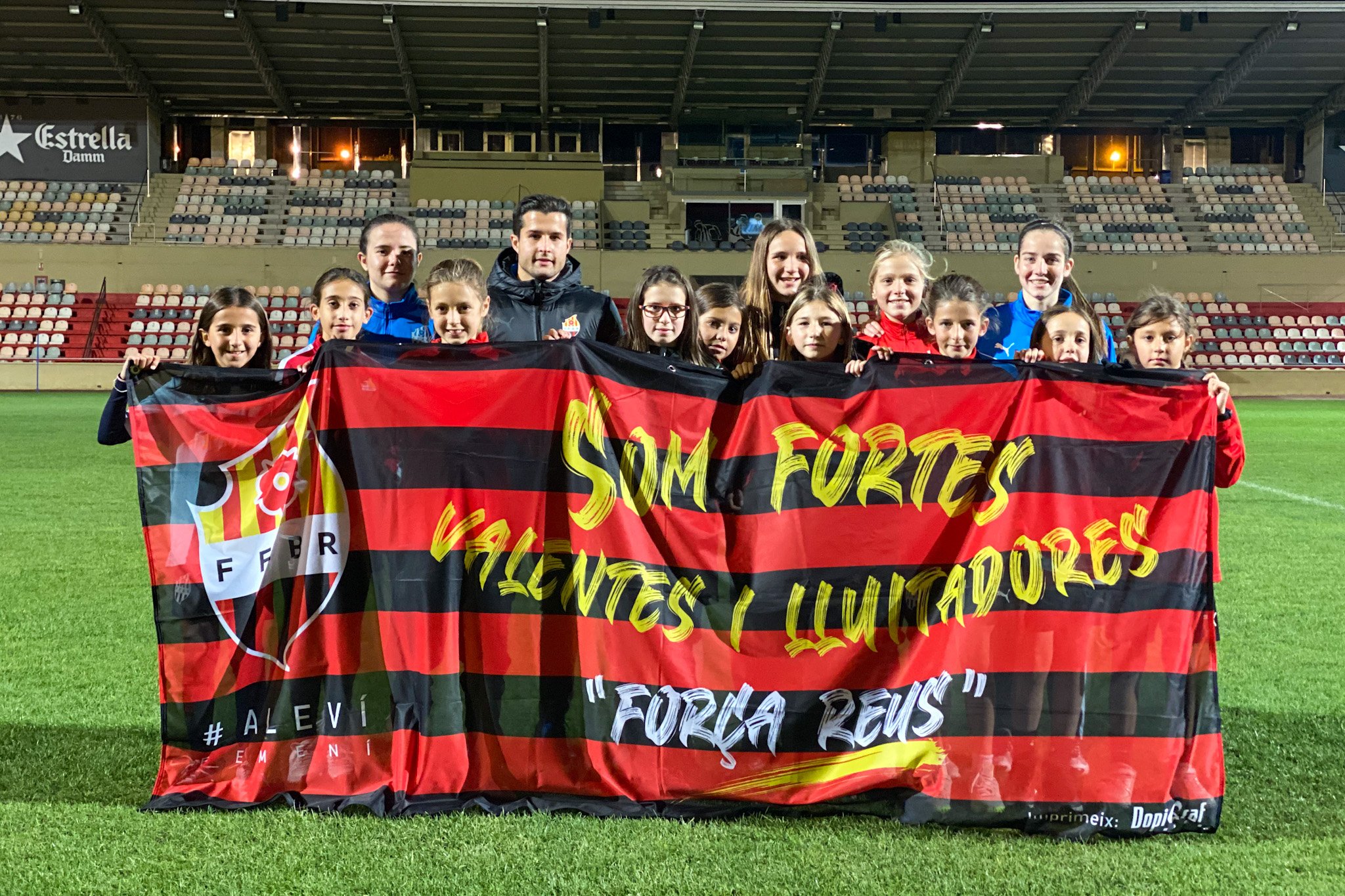 En este momento estás viendo Dopigraf i l’Àrea Social del Futbol Femení de la Fundació fan entrega de les banderes als equips.